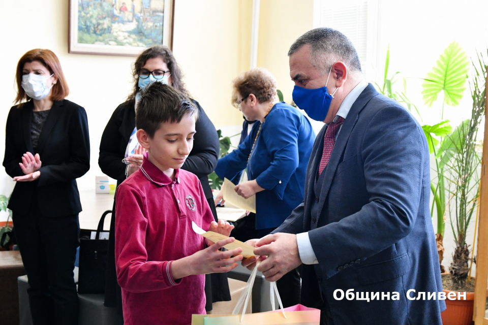 
В Профилирана природо-математическа гимназия „Добри Чинтулов“ в Сливен днес бе открит център по природни науки „СТЕМ алтернатива“. Официалното откриване...